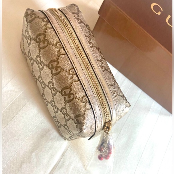 GUCCI toiletry bag, luxurious metallic leather 
Perfect gift for you or gifting - Picture 5 of 14